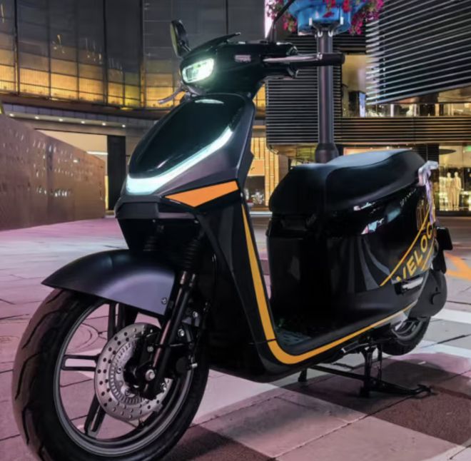 0W中置电机爆发力强续航超200KM！龙8体育入口2款满血性能的电摩配700(图4)